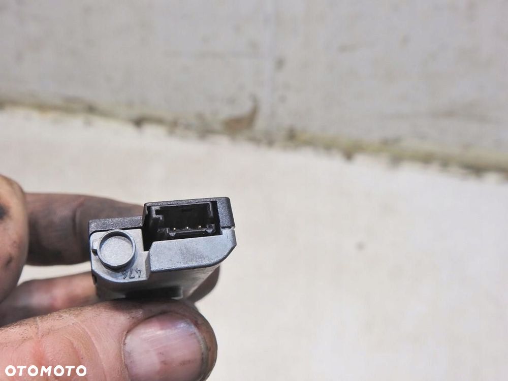 WZMACNIACZ ANTENY AUDI A3 8P 8P3035225B - 3