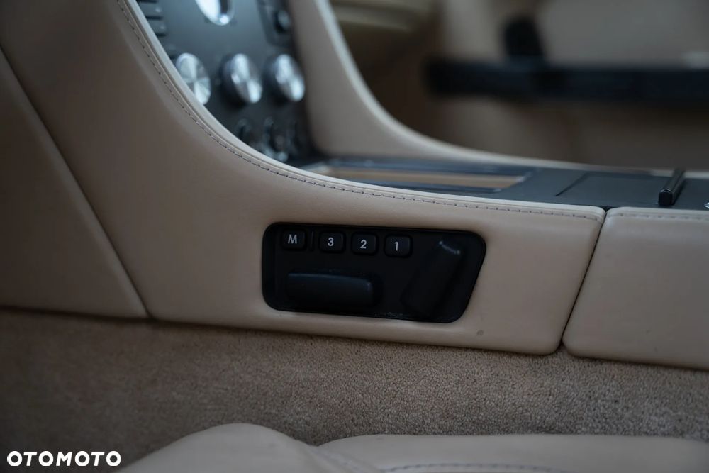 Aston Martin V8 Vantage - 10