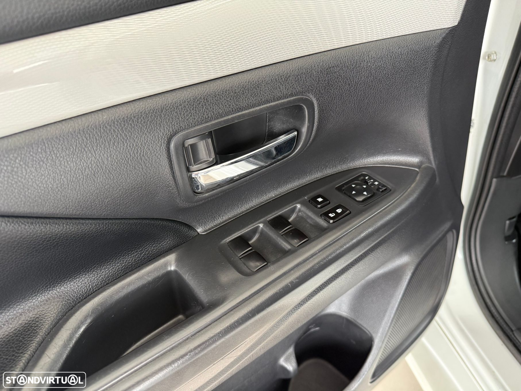 Mitsubishi Outlander 2.0 PHEV Intense Navi - 9