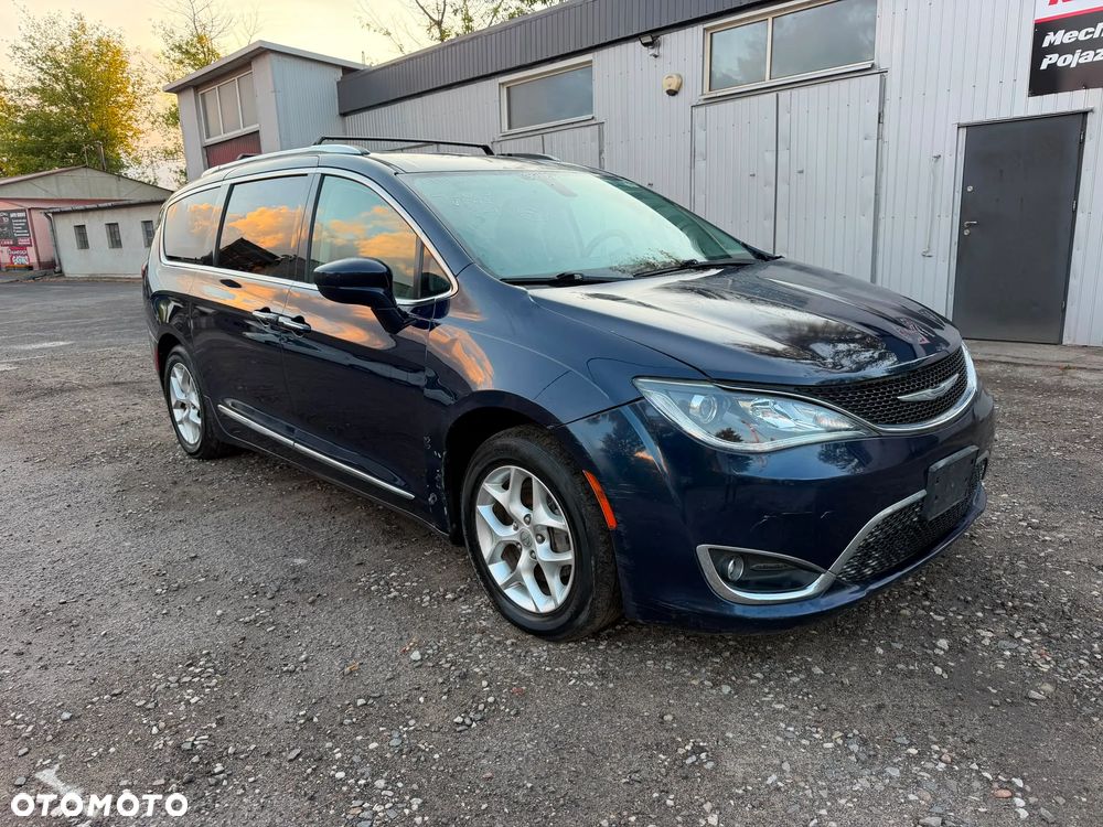 Chrysler Pacifica - 2