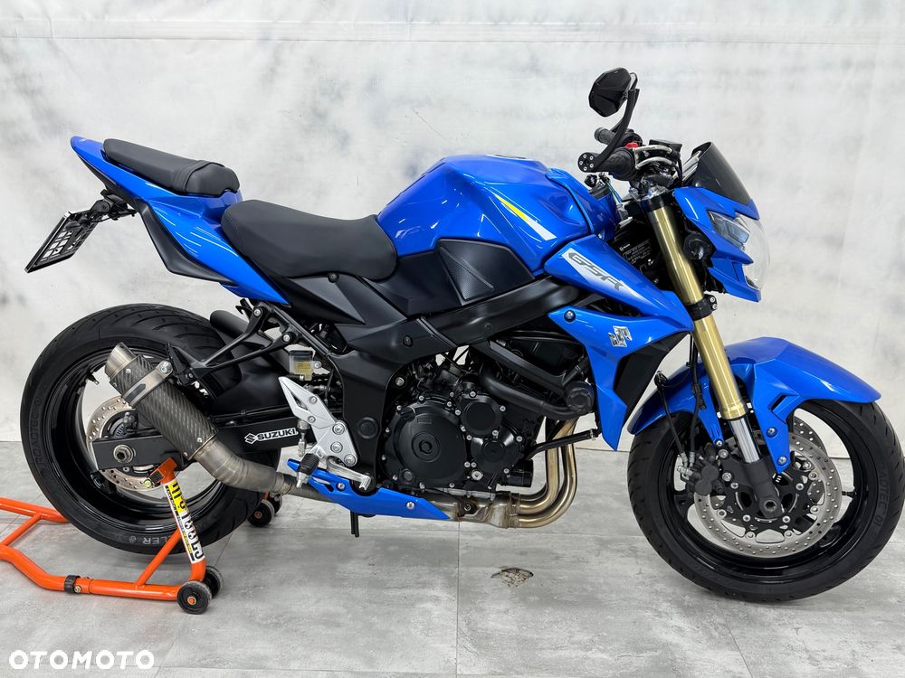 Suzuki GSR - 14