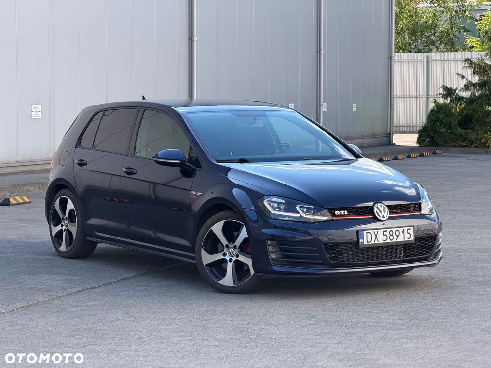 Volkswagen Golf - 1
