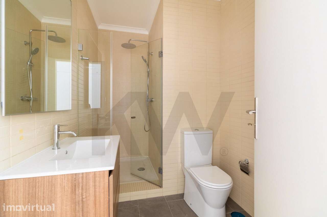 Apartamento T4 com garagem na Avenida Defensores de Chaves - Grande imagem: 4/34