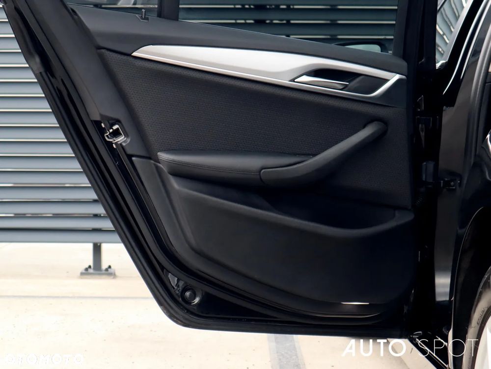 BMW Seria 5 518d mHEV - 38