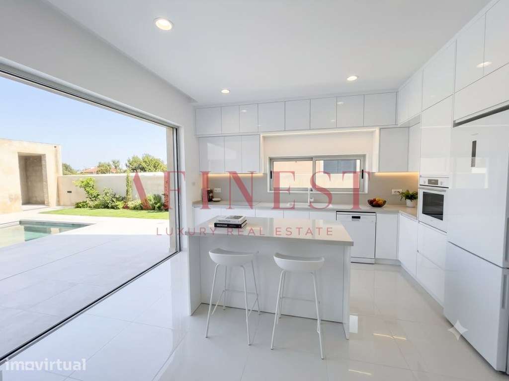 MORADIA T5 COM 5 SUITES COM PISCINA AQUECIDA, PISO RADIANTE E ACABA... - Grande imagem: 2/32