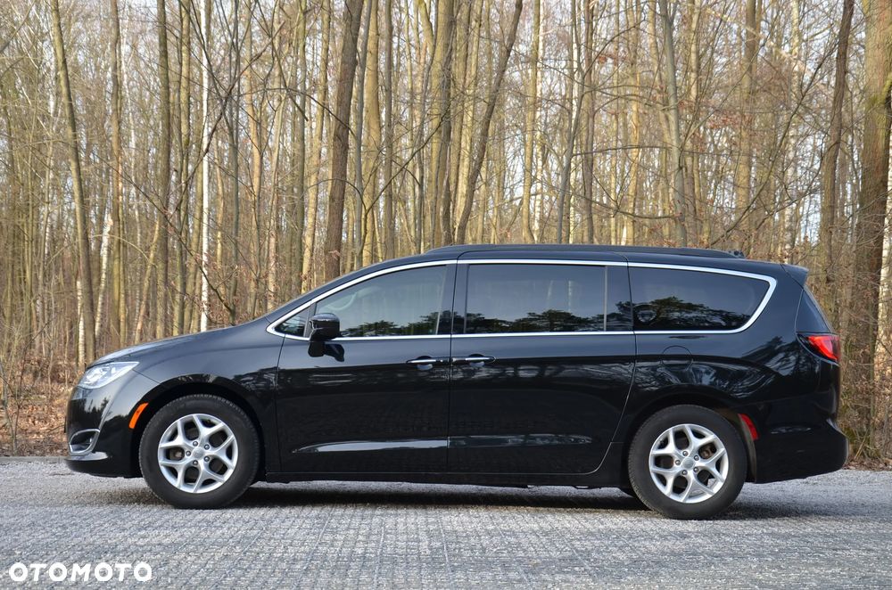 Chrysler Pacifica - 2