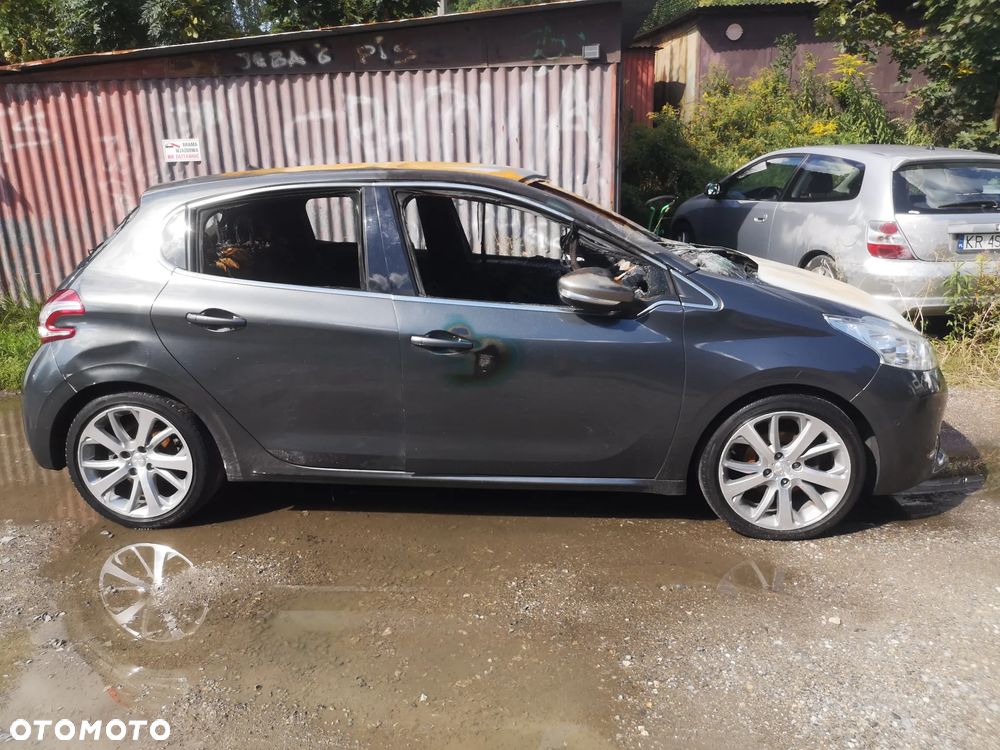Peugeot 208 - 32