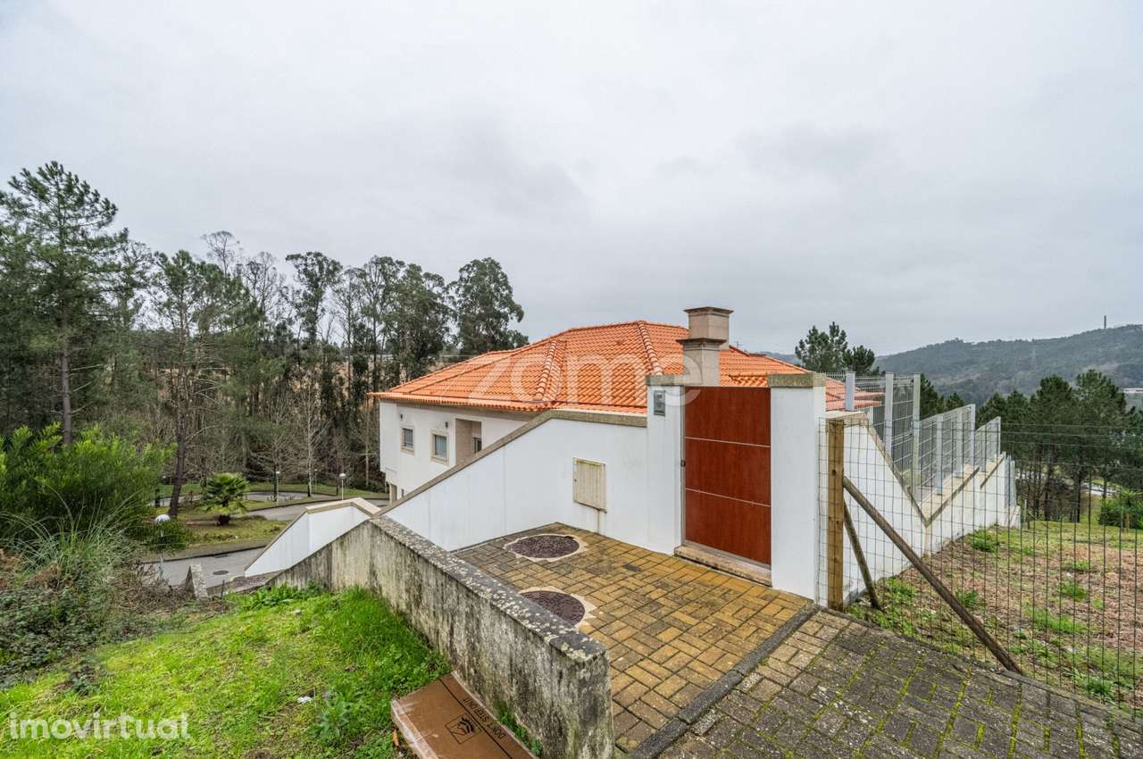 Moradia T3 c/Suítes e Piscina na Quinta das Luzes - Grande imagem: 2/43