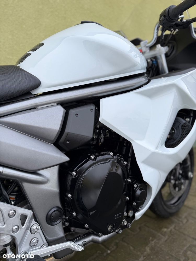 Suzuki GSX - 16