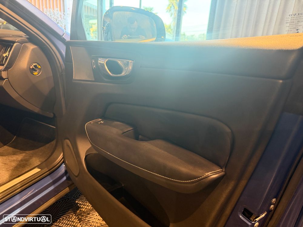 Volvo XC 60 2.0 T8 PHEV R-Design AWD - 42