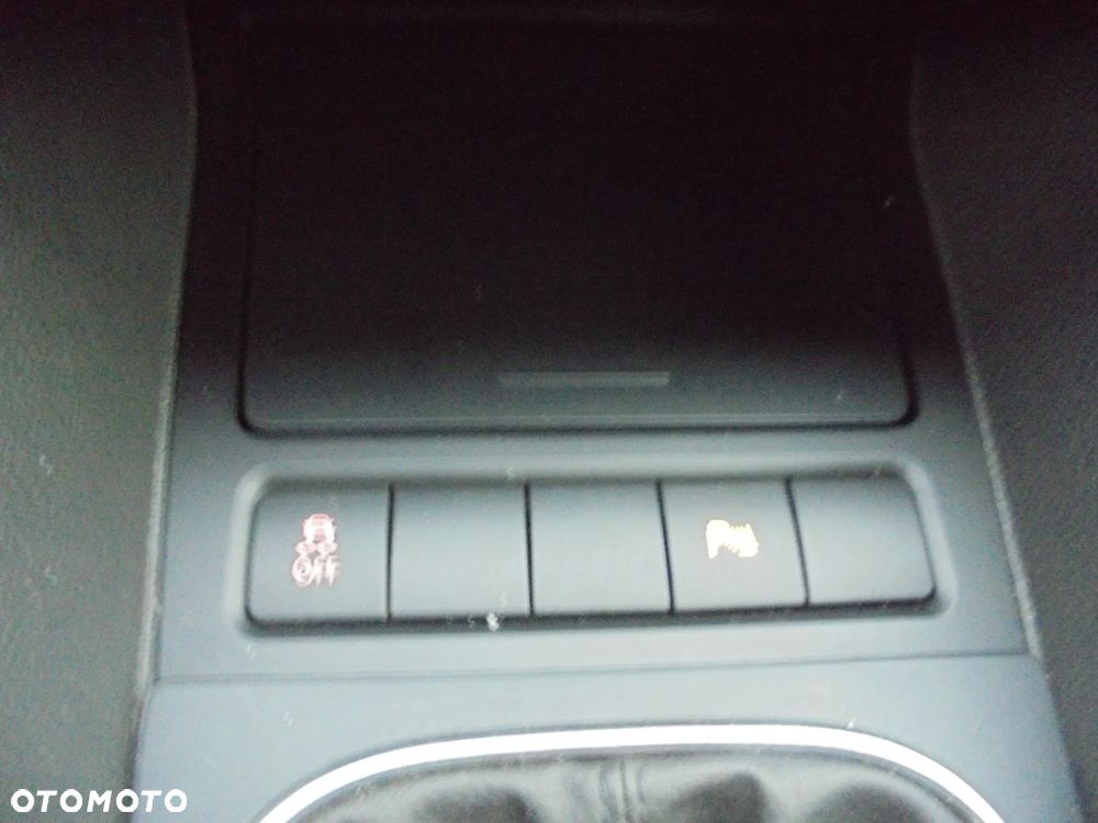 Volkswagen Golf 1.6 TDI DPF Comfortline - 26