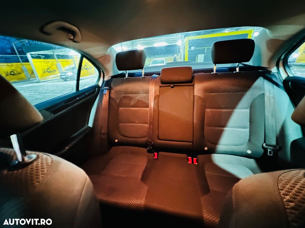 Volkswagen Jetta 2.0 TDI Trendline - 10