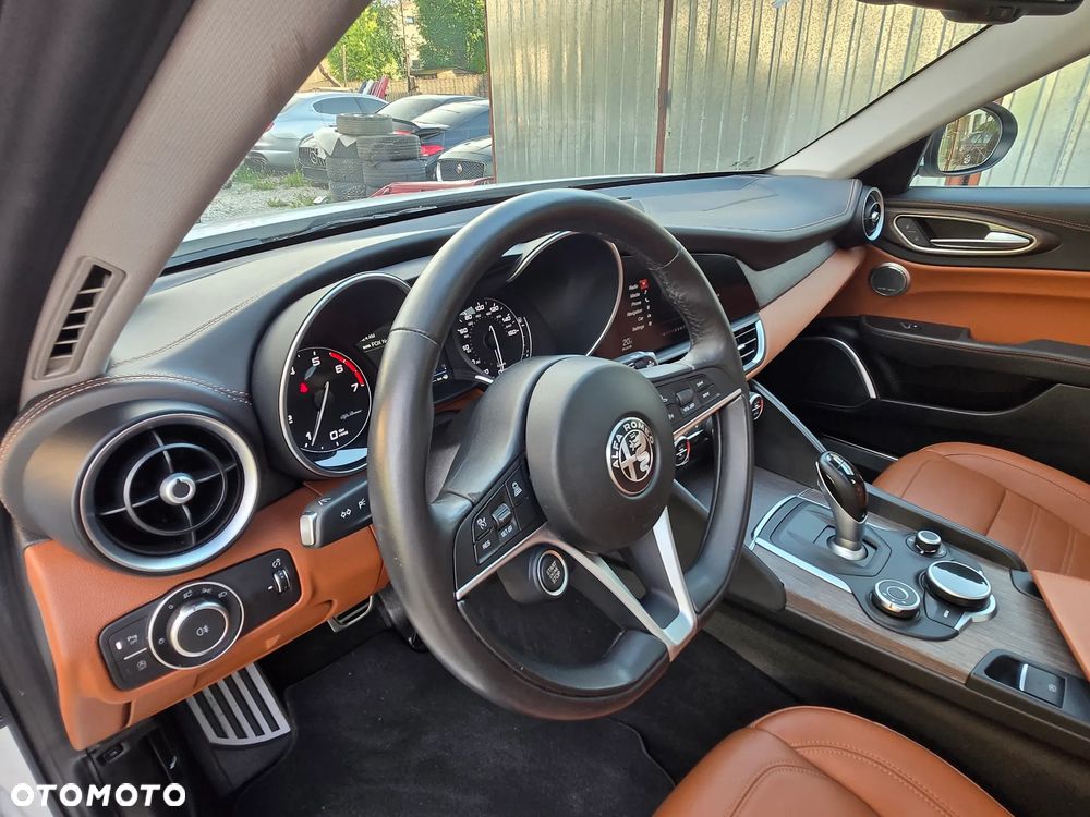 Alfa Romeo Giulia 2.0 Turbo 16V AT8-Q4 Ti - 24