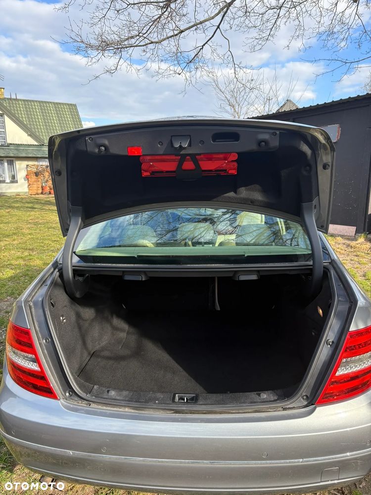 Mercedes-Benz Klasa C 180 CGI Automatik BlueEFFICIENCY Elegance - 22