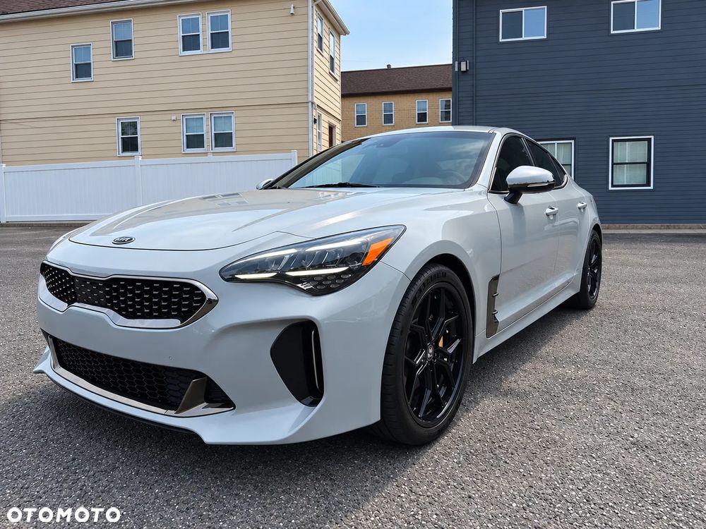 Kia Stinger - 1