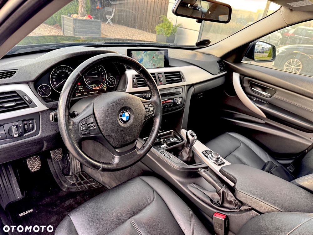BMW Seria 3 320i Touring - 30