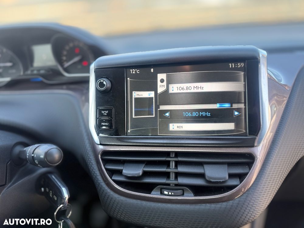 Peugeot 2008 1.2 L PureTech Allure - 9