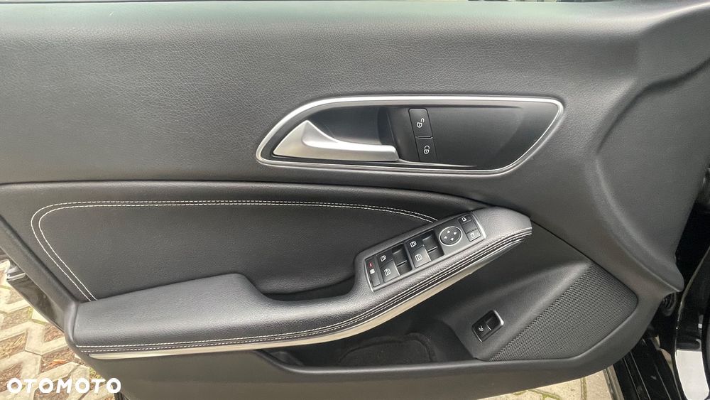 Mercedes-Benz CLA 180 7G-DCT AMG Line - 12