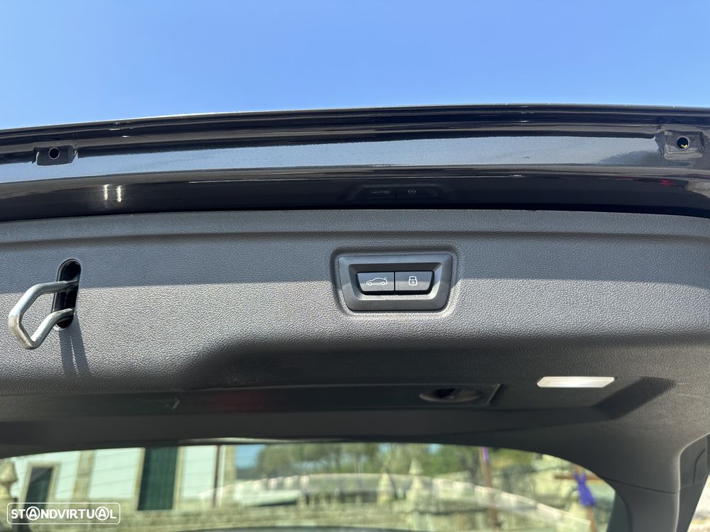 BMW 330 e Pack Desportivo M Pro Auto - 27