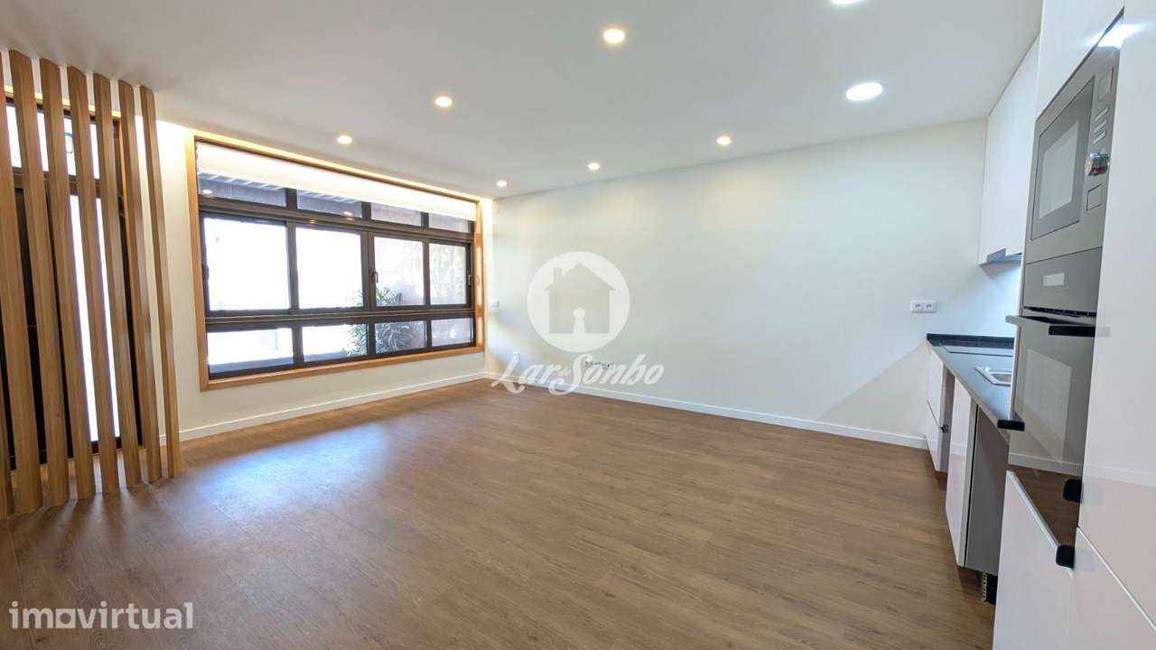Apartamento T2 REMODELADO com Terraço e Lugar de Garagem a 25m da p... - Grande imagem: 2/19