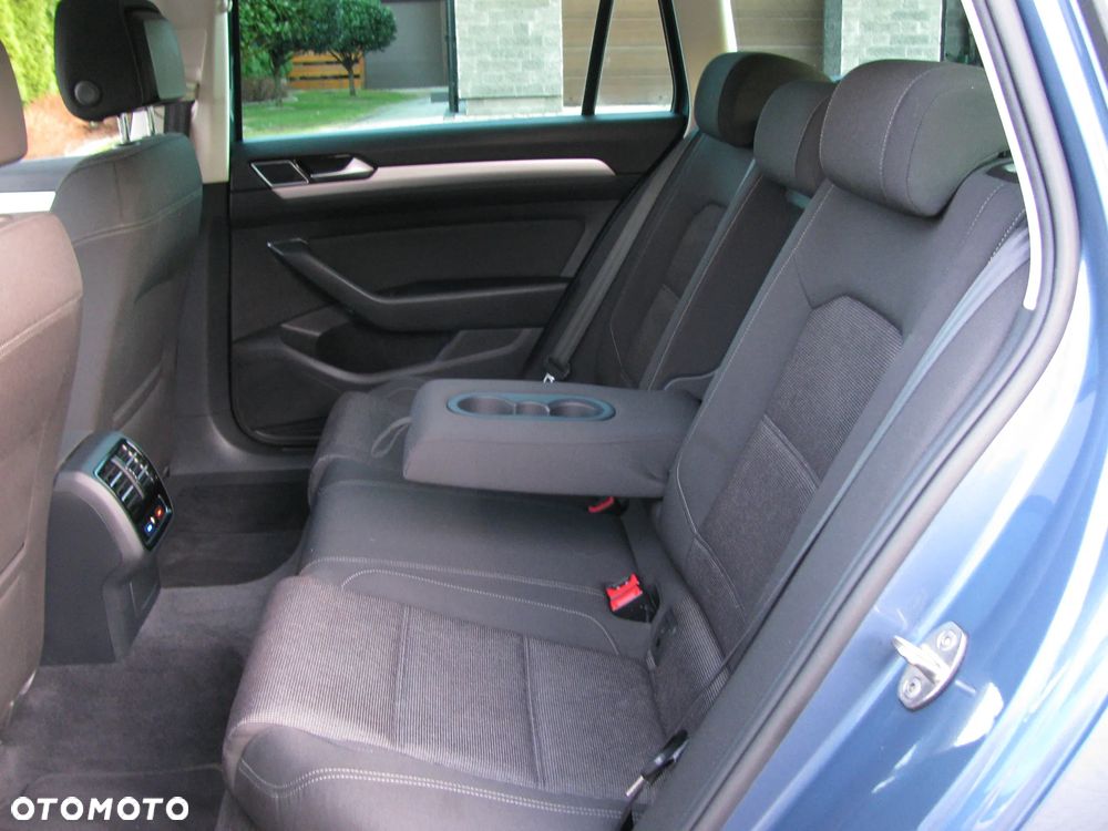 Volkswagen Passat 2.0 TDI SCR DSG Comfortline - 29