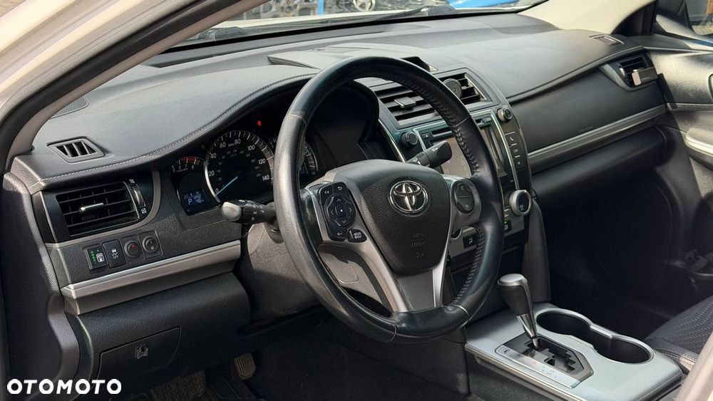 Toyota Camry 2.5 LE - 6