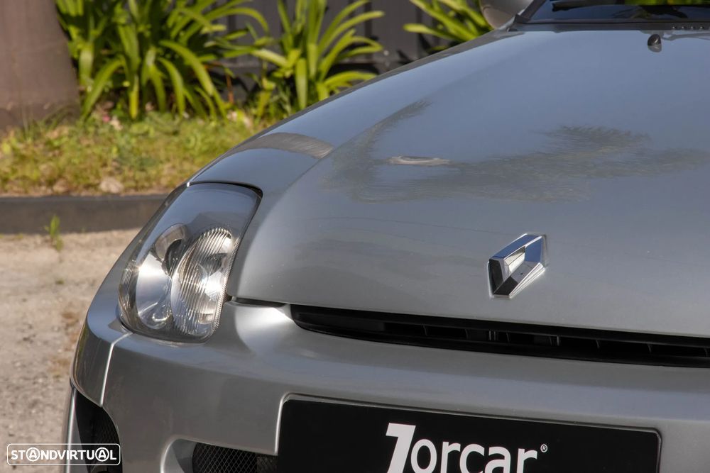 Renault Clio 3.0 V6 Sport - 6