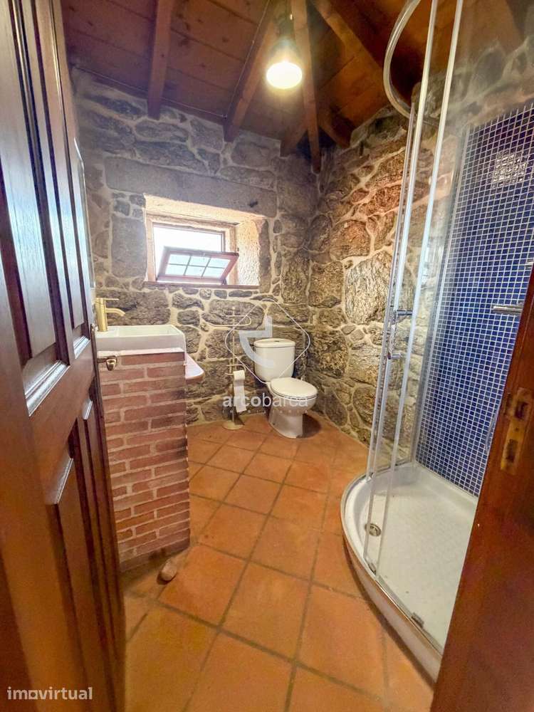 Moradia T2 toda em pedra e madeira em aglomerado habitacional no lugar - Grande imagem: 2/17