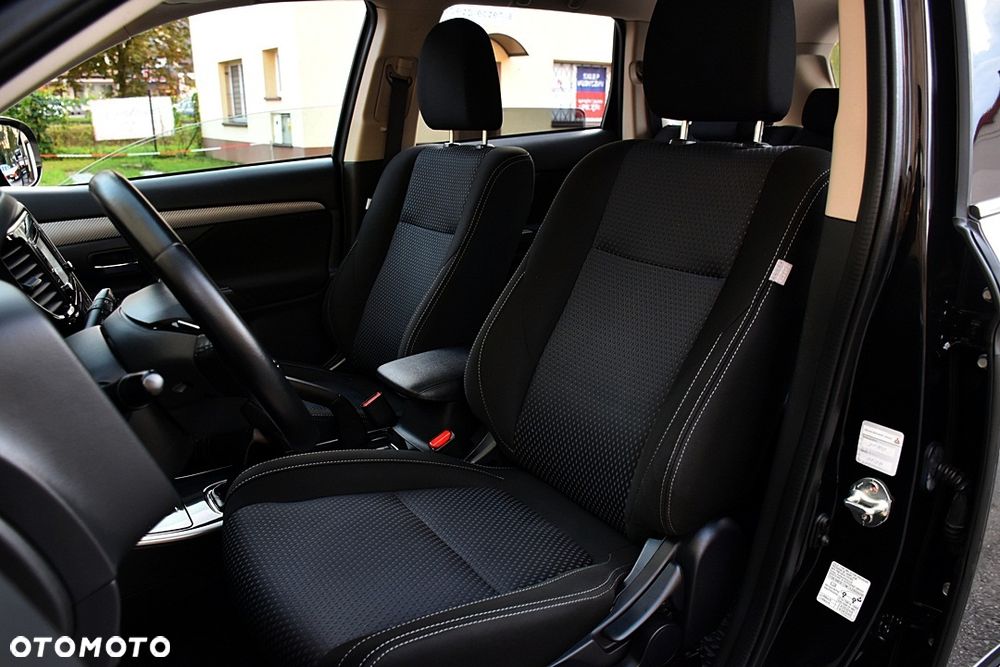 Mitsubishi Outlander 2.0 Invite + 2WD - 7
