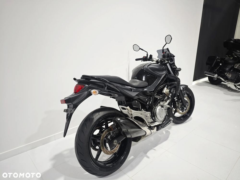 Suzuki Gladius - 8