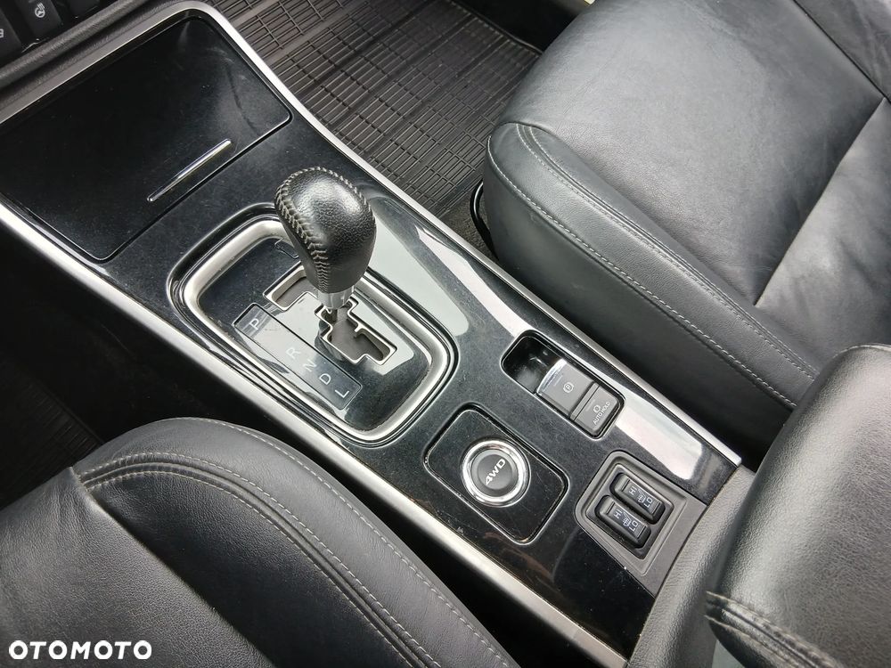Mitsubishi Outlander 2.0 Instyle + 4WD CVT - 22