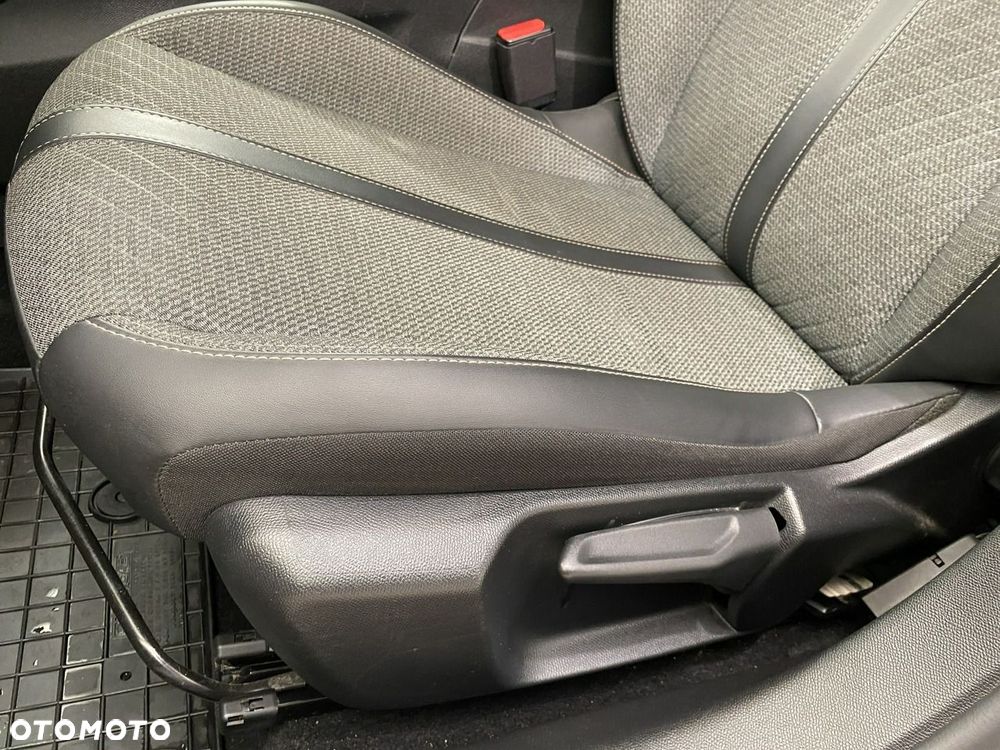 Peugeot 208 - 18