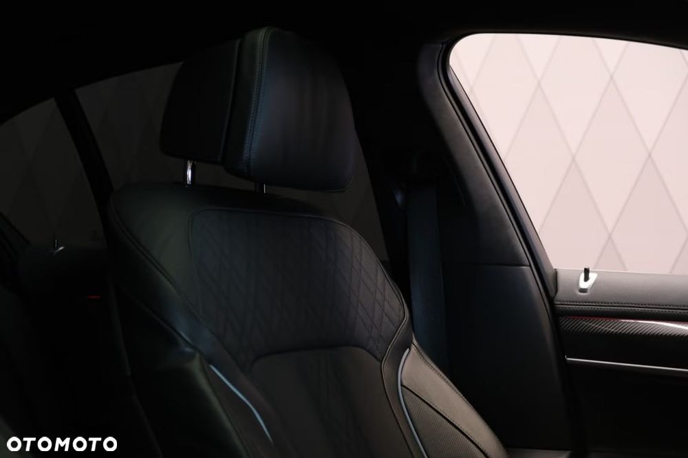 BMW Seria 7 750i xDrive sport - 24