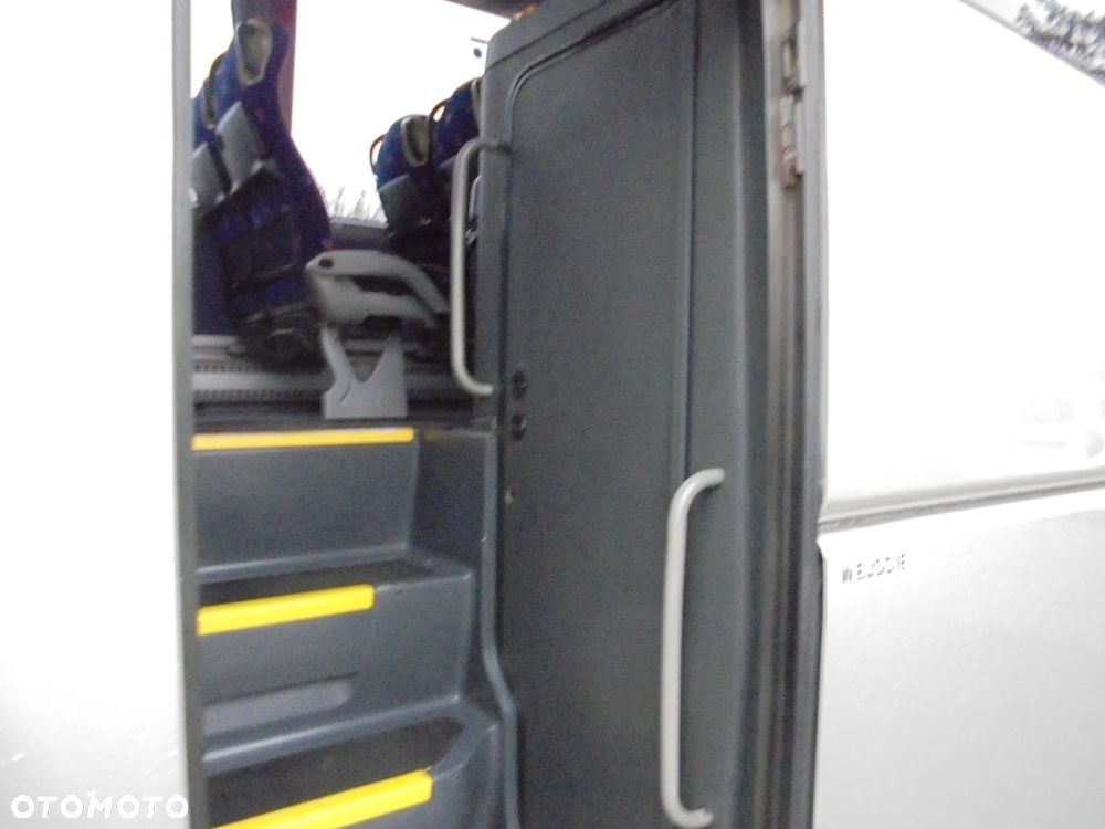 MAN R07 Lions Coach - 38