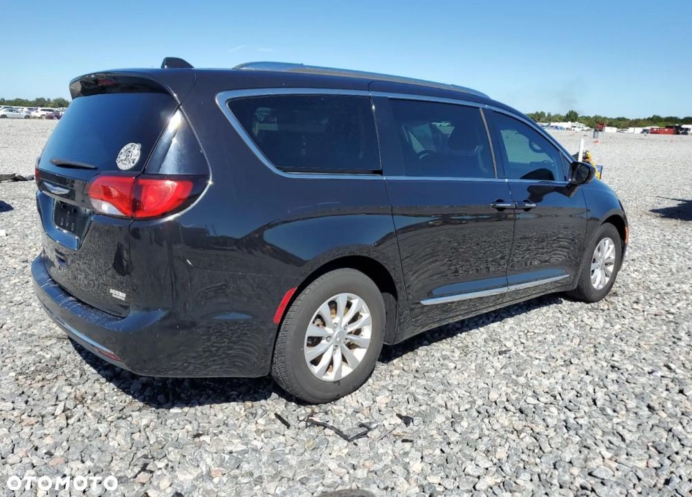 Chrysler Pacifica - 5