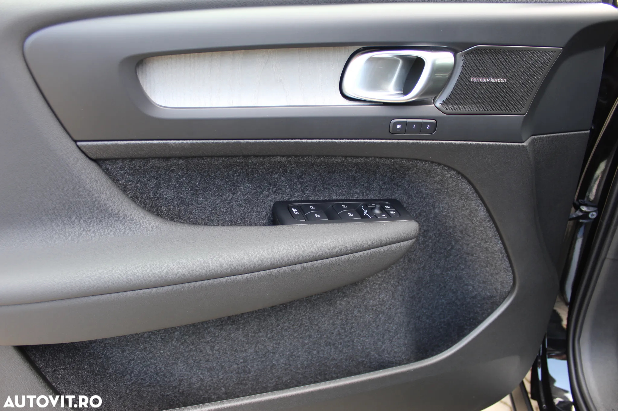 Volvo XC 40 B3 AT FWD MHEV Plus Dark - 9