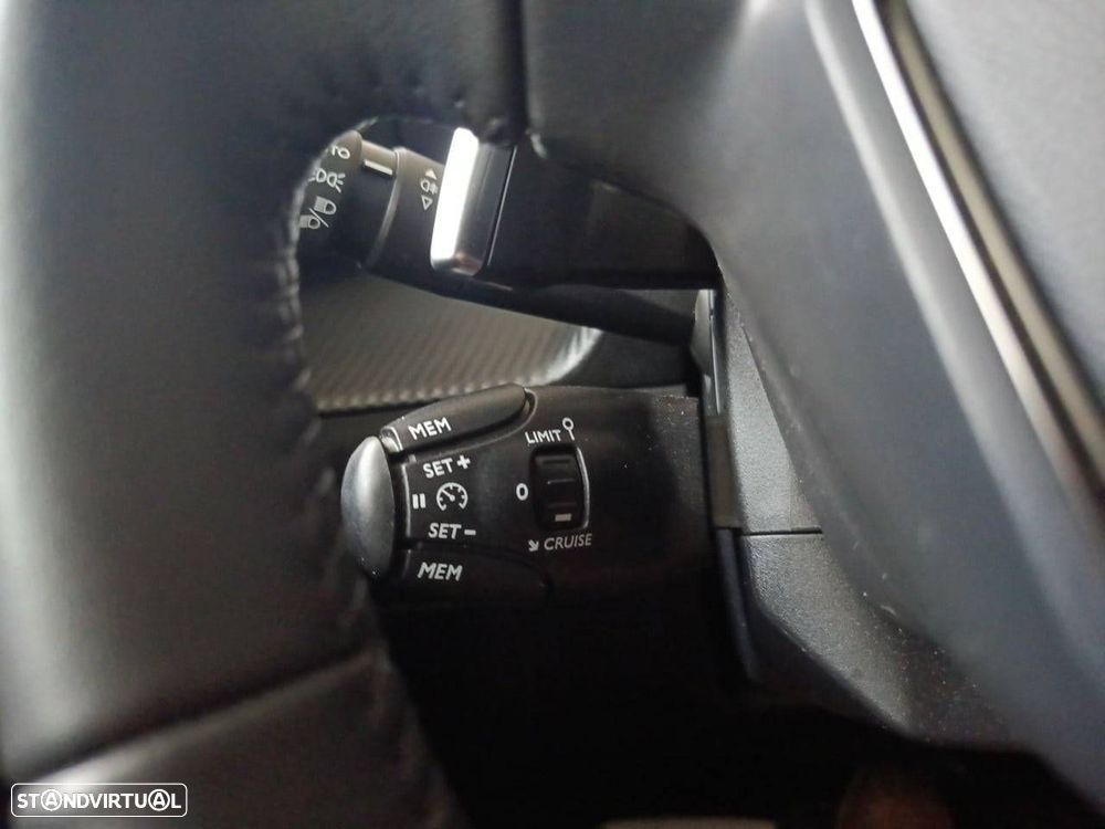 Peugeot 2008 1.2 Hybrid Allure e-DCS6 - 20