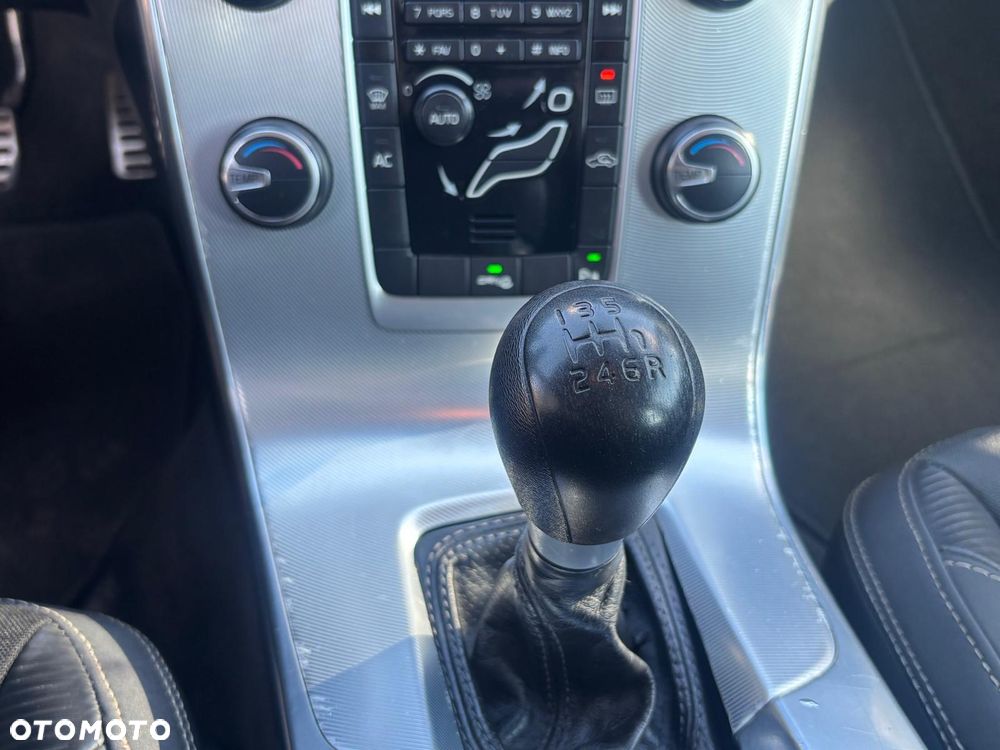 Volvo V60 D3 R-Design - 31