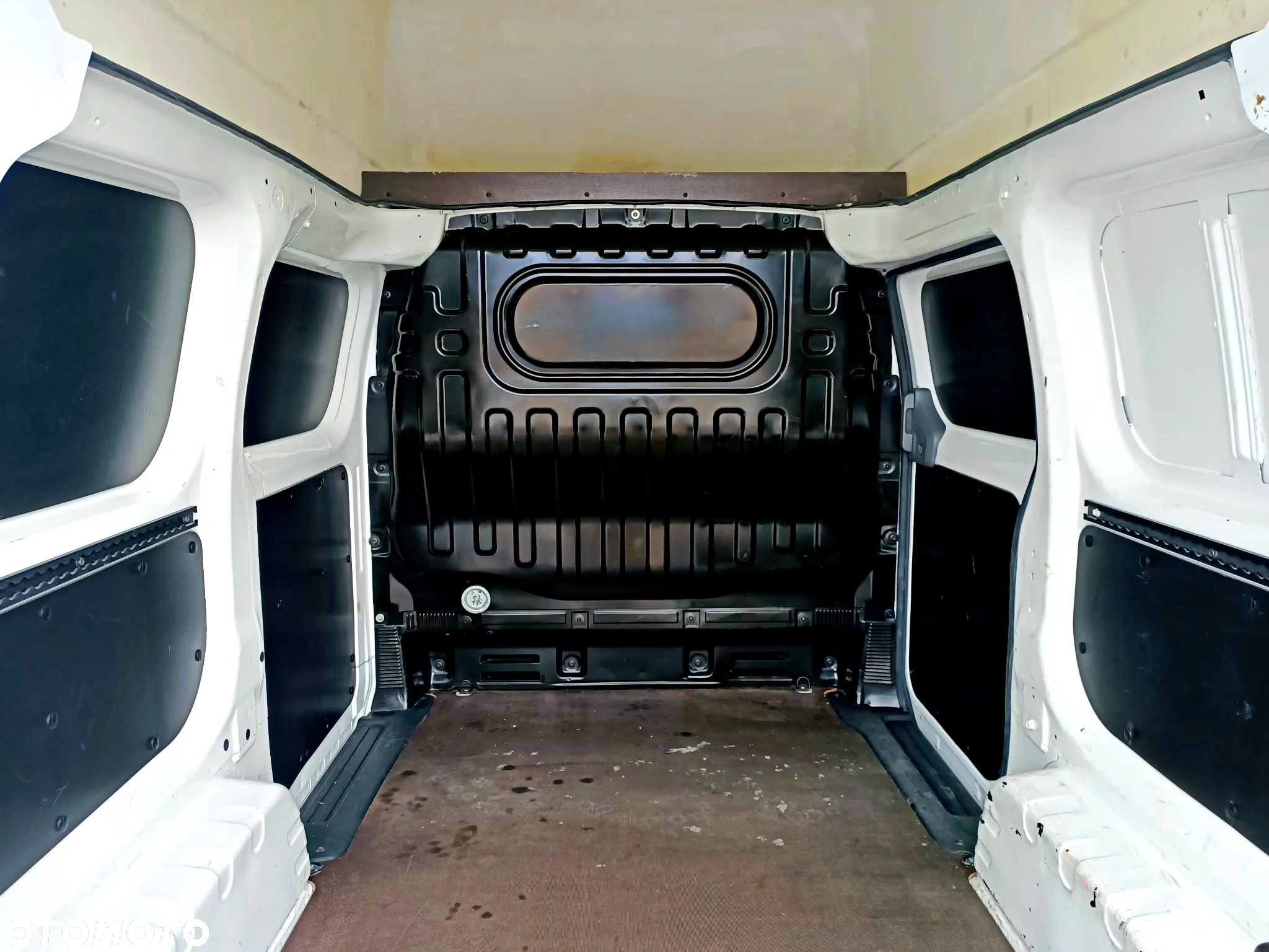 Nissan ENV 200 Maxi - 12