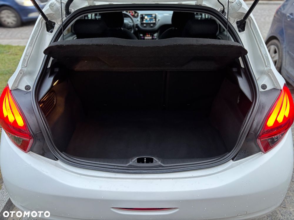 Peugeot 208 1.6 BlueHDi Allure S&S - 36