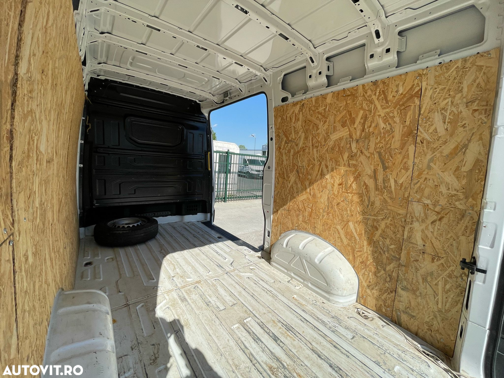 Volkswagen Crafter L3H3 - 24