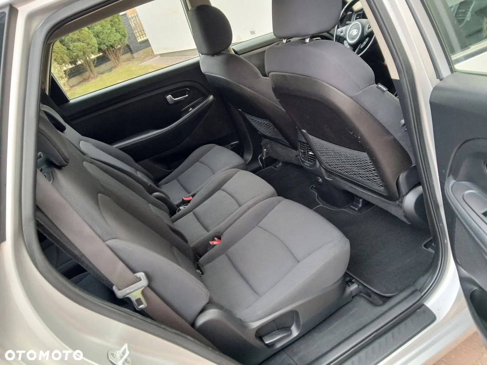 Kia Carens 1.6 GDI Dream Team Edition - 13