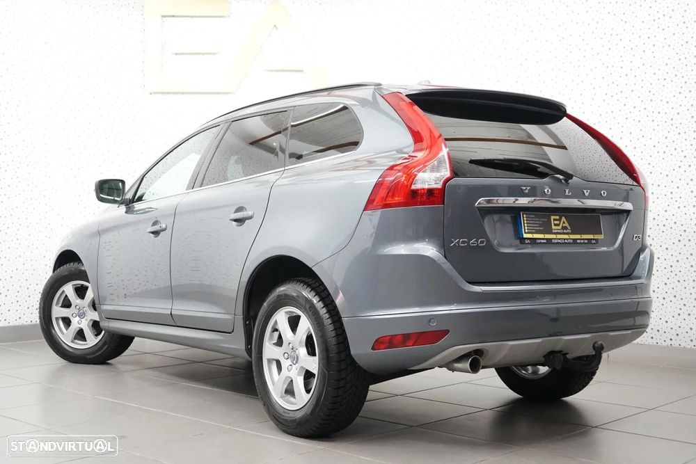 Volvo XC 60 2.0 D3 Momentum Geartronic - 4