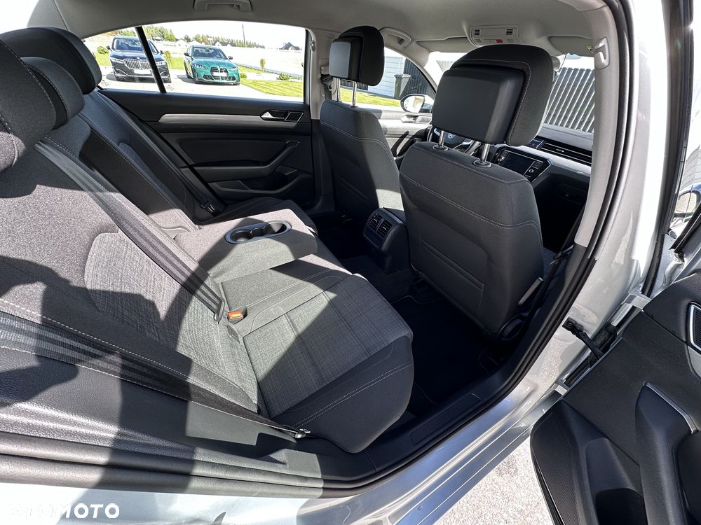 Volkswagen Passat - 15