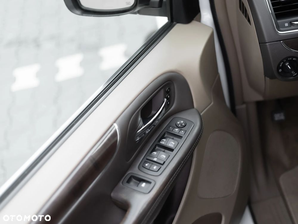 Lancia Voyager 3.6 Platinum - 22