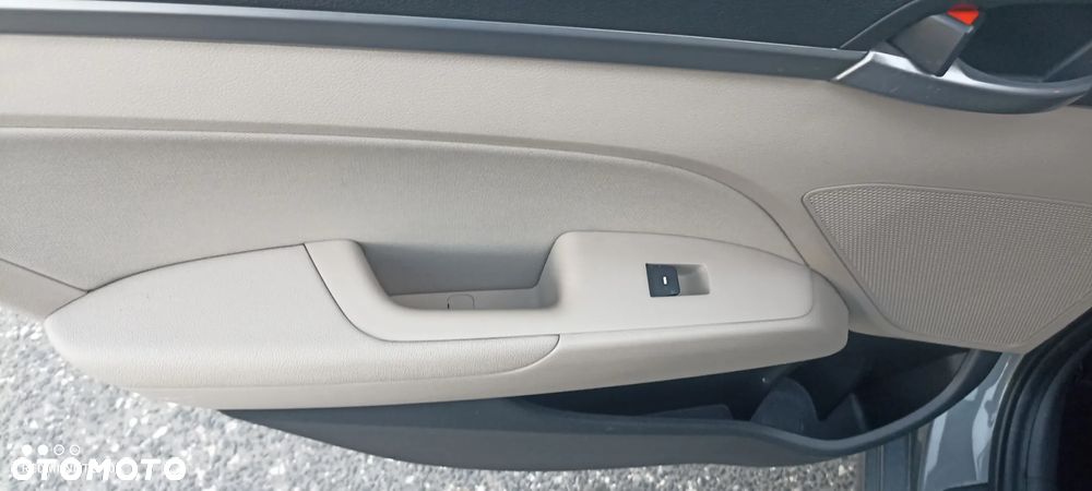 Hyundai Elantra 1.6 CRDi Comfort - 20