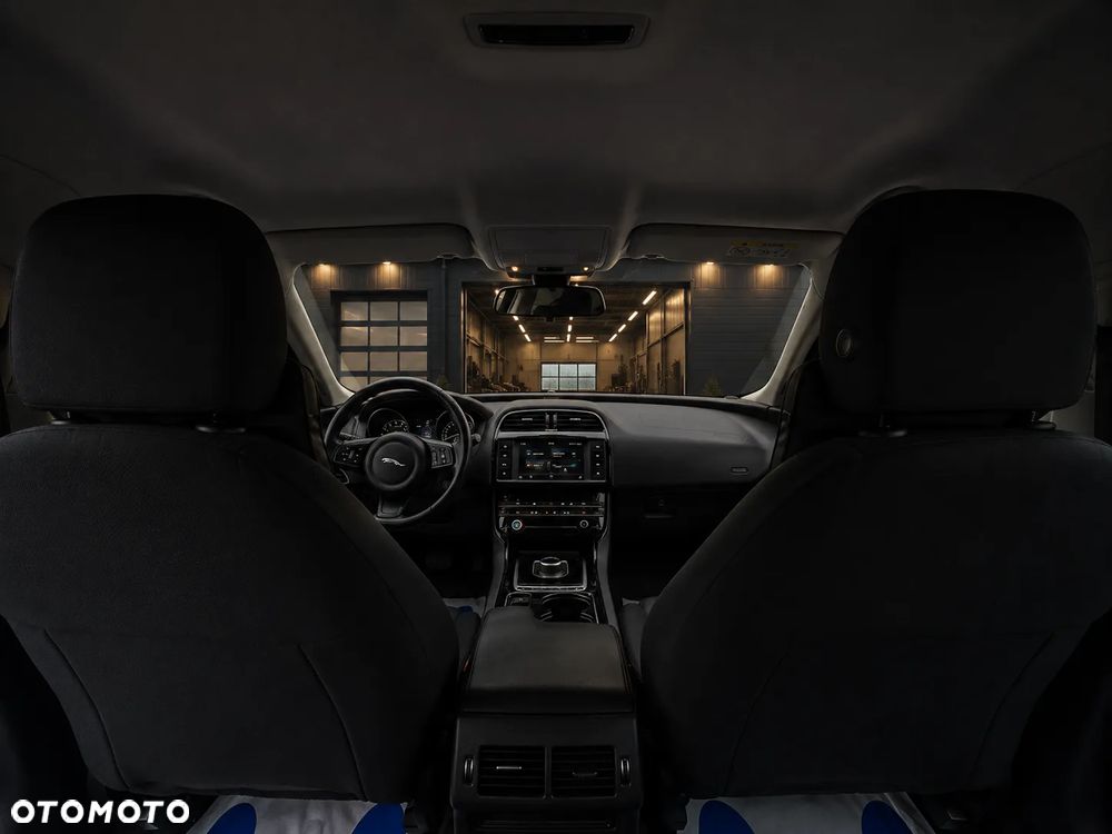 Jaguar XE - 8