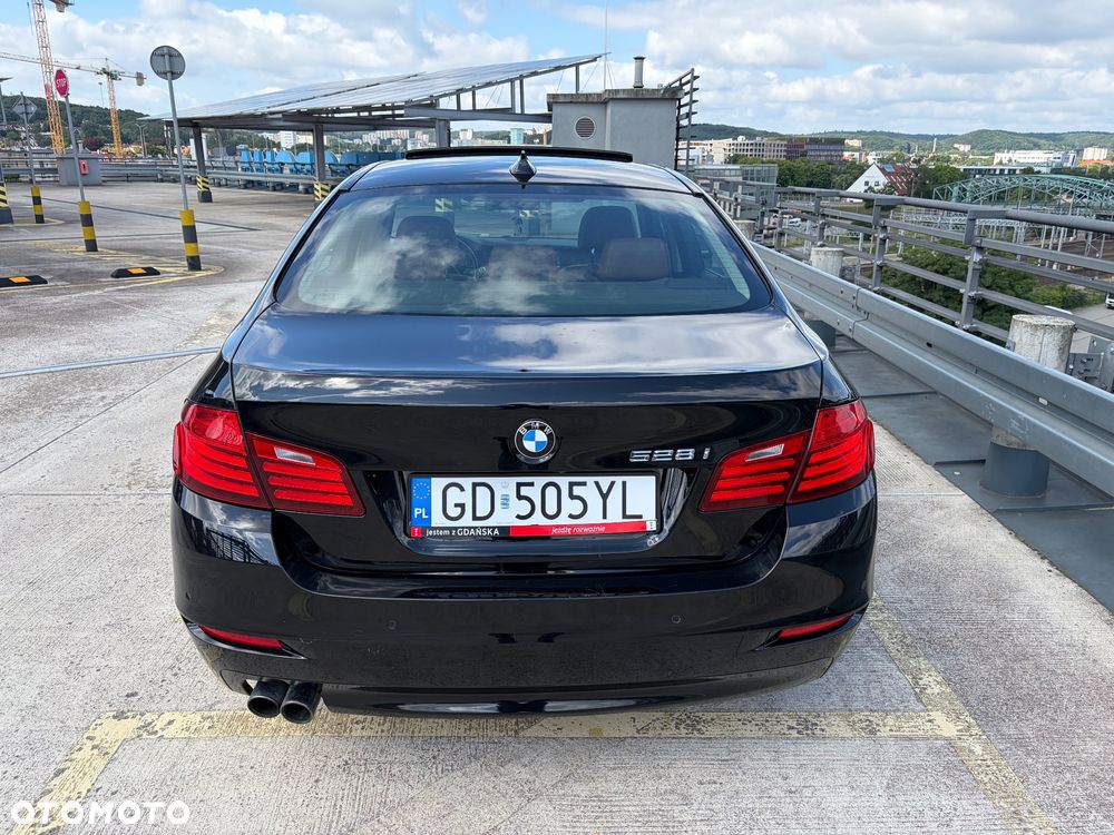 BMW Seria 5 528i Luxury Line - 6