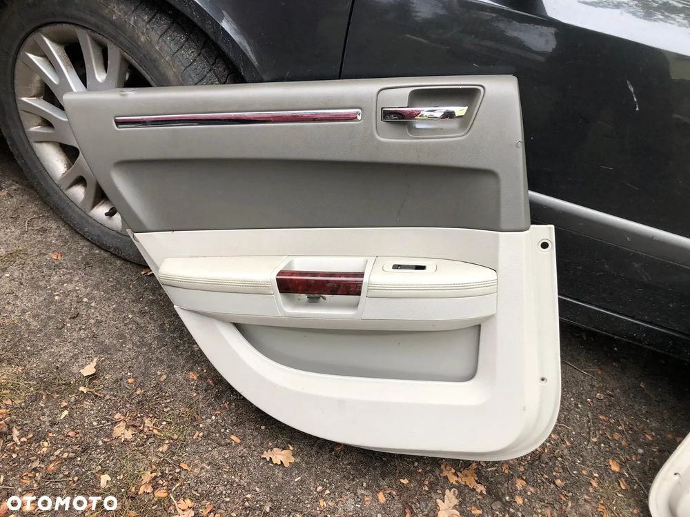 CHRYSLER 300C  boczki tapicerka drzwi białe - 3