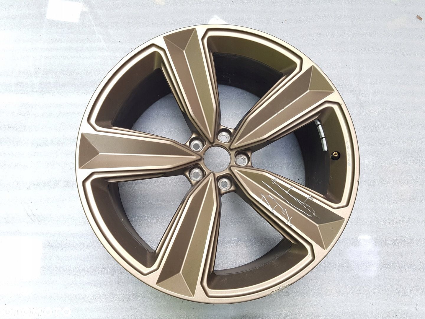 AUDI A4 RS4 RS5 B9 Bronze felga aluminiowa 20 cali 9,0 J ET 22 8W0601025FQ - 1